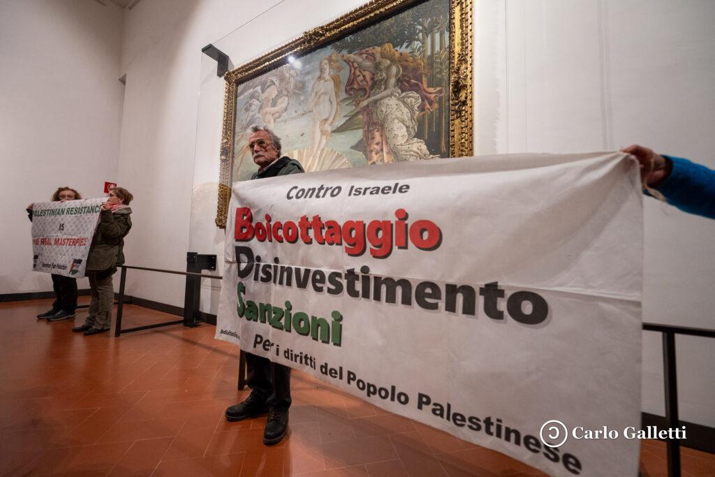 4 gennaio 2026 - Flash mob di Firenze per la Palestina all'interno degli Uffizi, e presidio dei lavoratori precari dei musei all'esterno.
